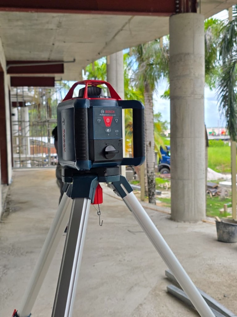 Professionele laserapparatuur op een bouwplaats in Suriname